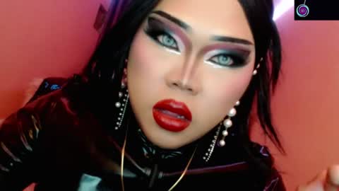 Snapshot of amiadoll chatting on 06.12.26 Queen Mireska online show from 06.12.26