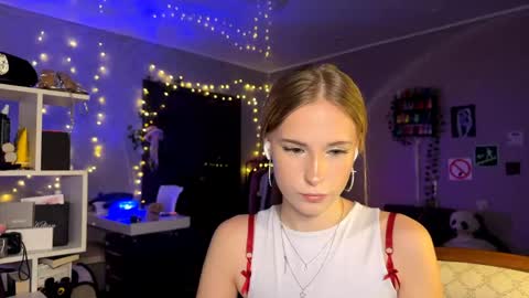 Snapshot of amily_sunray chatting on 04.18.26 Amily online show from 04.18.26