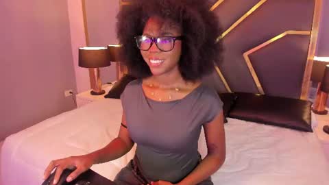 Snapshot of amirajones chatting on 06.15.26 amirajones online show from 06.15.26
