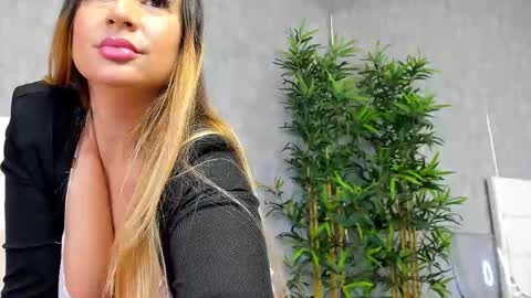 Snapshot of amirarees chatting on 10.30.25 amirarees online show from 10.30.25