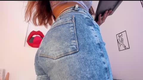 hi guys im ariani ill be off till december 1st for vacation if u want u can add me on snapchat by bio and talk or play there online show from 12.09.24