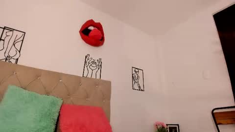 Snapshot of amisi_ari chatting on 07.06.26 hi guys im ariani ill be off till december 1st for vacation if u want u can add me on snapchat by bio and talk or play there online show from 07.06.26