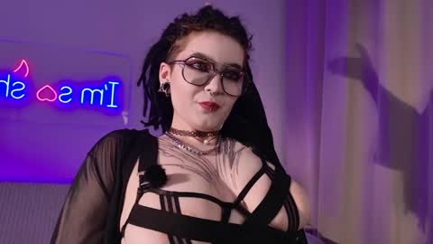 Snapshot of amorefae chatting on 05.19.26 amore online show from 05.19.26