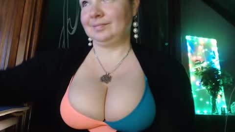 Snapshot of amorelara chatting on 12.10.24 amorelara online show from 12.10.24