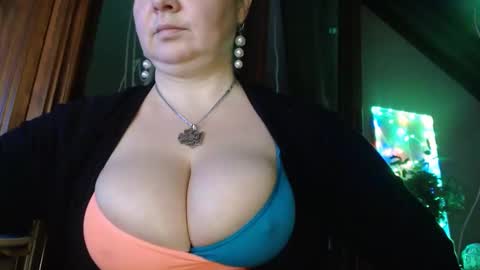 Snapshot of amorelara chatting on 12.10.24 amorelara online show from 12.10.24