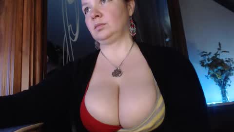 Snapshot of amorelara chatting on 02.14.25 amorelara online show from 02.14.25