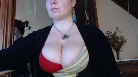 Snapshot of amorelara chatting on 02.15.25 amorelara online show from 02.15.25