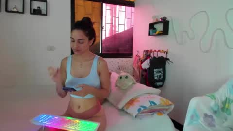 Snapshot of amy_and_eloise chatting on 10.08.25 AmyEloise online show from 10.08.25