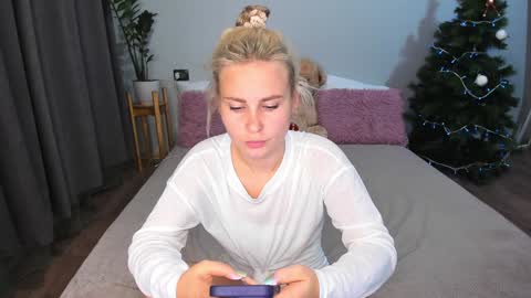 Snapshot of amymilson chatting on 01.15.25 amymilson online show from 01.15.25