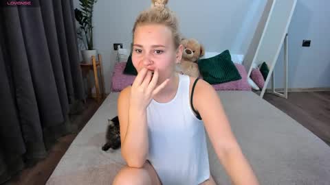 Snapshot of amymilson chatting on 03.03.25 amymilson online show from 03.03.25