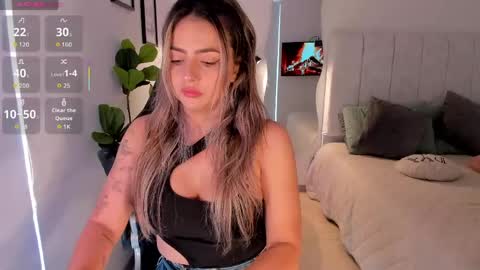 Snapshot of amywoods chatting on 04.21.26 online show from 04.21.26