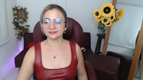 Snapshot of ana_hotmilf chatting on 06.10.26 Ana online show from 06.10.26