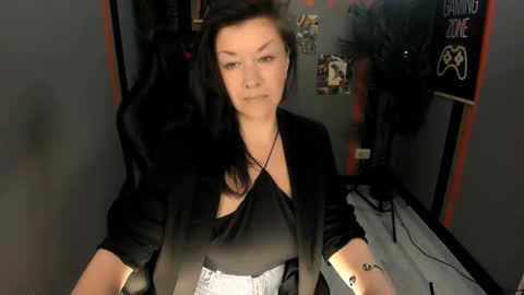 Snapshot of ana_mills chatting on 04.27.26 Ana online show from 04.27.26