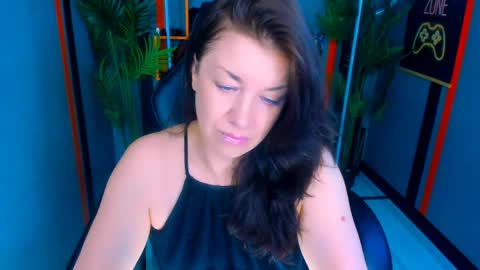 Snapshot of ana_mills chatting on 05.06.26 Ana online show from 05.06.26