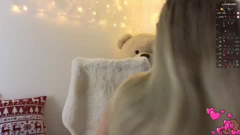 Snapshot of anabelle_wet chatting on 12.28.24 Annie  online show from 12.28.24