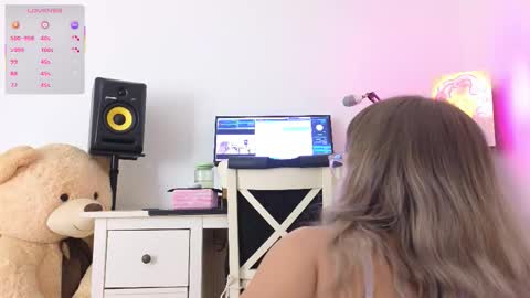 Snapshot of anabelle_wet chatting on 09.16.25 Annie  online show from 09.16.25