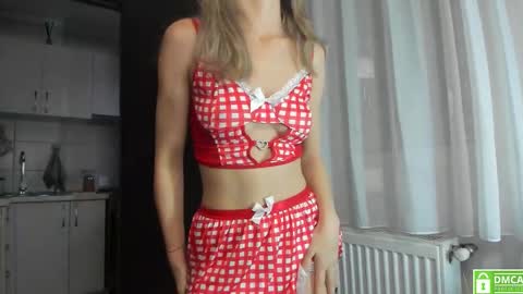 Snapshot of anahi1993 chatting on 10.10.25 Anahi online show from 10.10.25