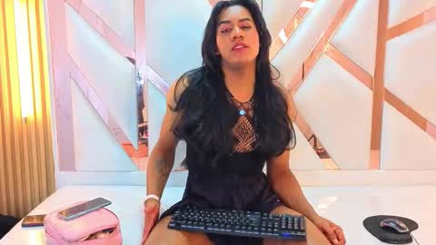 Snapshot of anaisa_tp chatting on 10.21.25 Ana online show from 10.21.25