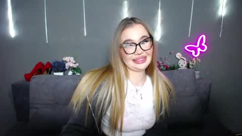 Snapshot of anastacyyellig chatting on 04.17.26 anastacyyellig online show from 04.17.26