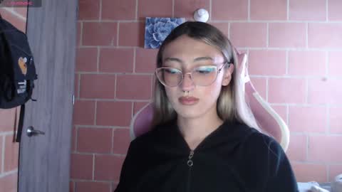 Snapshot of andrea_camila chatting on 09.30.25 Andrea  online show from 09.30.25