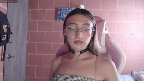 Snapshot of andrea_camila chatting on 10.01.25 Andrea  online show from 10.01.25