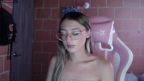 Snapshot of andrea_camila chatting on 10.09.25 Andrea  online show from 10.09.25