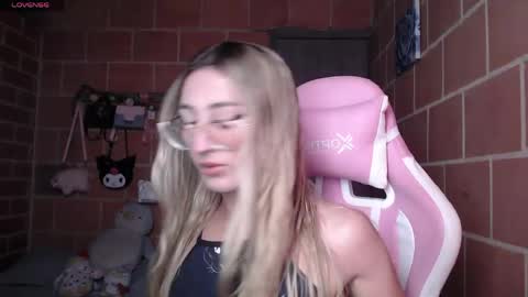 Snapshot of andrea_camila chatting on 05.26.26 Andrea online show from 05.26.26