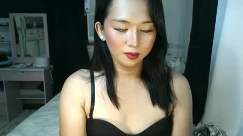 Snapshot of andrea_grande chatting on 11.18.25 yanie online show from 11.18.25