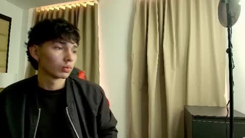 Snapshot of andres8975 chatting on 06.18.26 Andres online show from 06.18.26