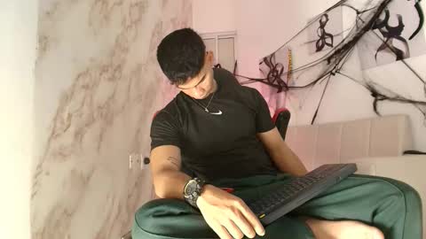 Snapshot of andres_stud chatting on 10.26.25 andres_stud online show from 10.26.25