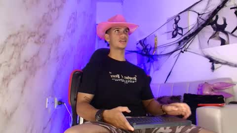 Snapshot of andres_stud chatting on 10.27.25 andres_stud online show from 10.27.25
