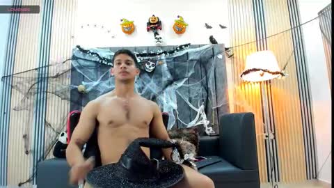 Snapshot of andres_stud chatting on 10.28.25 andres_stud online show from 10.28.25