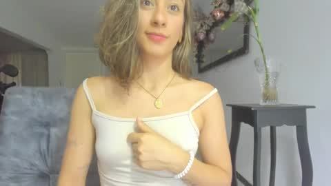 Snapshot of andresgiraldo1 chatting on 01.05.25 Isa --------- online show from 01.05.25