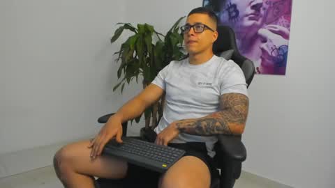 Snapshot of andrewmaterazzi chatting on 02.25.25 andrewmaterazzi online show from 02.25.25