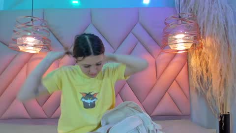 Snapshot of angelaa_cute chatting on 12.28.24 ANGELA online show from 12.28.24