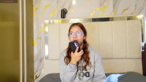 Snapshot of angeles_azul chatting on 04.21.26 angel online show from 04.21.26