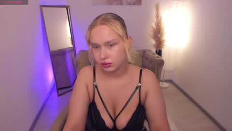Snapshot of angelic_coy chatting on 05.20.26 Angelic beauty online show from 05.20.26
