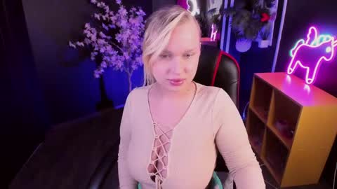 Snapshot of angelic_coy chatting on 05.26.26 Angelic beauty online show from 05.26.26