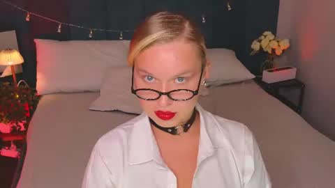 Snapshot of angelic_coy chatting on 06.25.26 Angelic beauty online show from 06.25.26