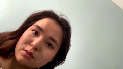 Snapshot of angelicuccello chatting on 03.26.26 Kira is here now help me get 50 thumbs up pls online show from 03.26.26