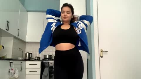 Snapshot of angelicuccello chatting on 03.27.26 Kira is here now help me get 50 thumbs up pls online show from 03.27.26