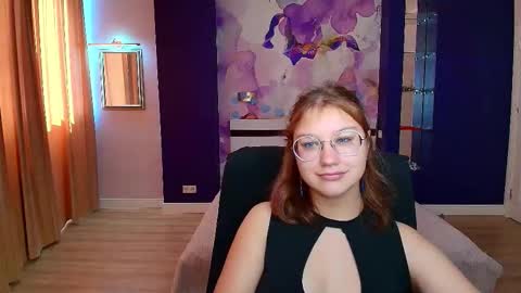 Snapshot of angelinalow chatting on 09.13.25 AngelinaLow online show from 09.13.25