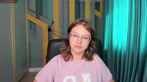 Snapshot of angelinalow chatting on 09.15.25 AngelinaLow online show from 09.15.25