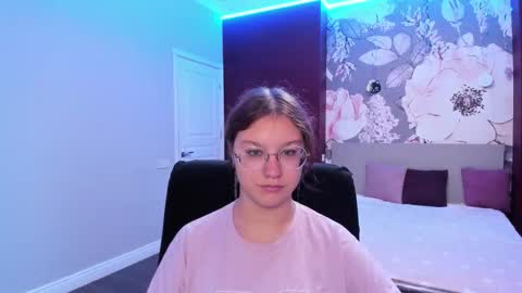 Snapshot of angelinalow chatting on 09.17.25 AngelinaLow online show from 09.17.25