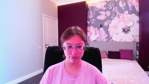 Snapshot of angelinalow chatting on 09.18.25 AngelinaLow online show from 09.18.25