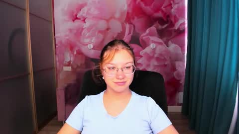 Snapshot of angelinalow chatting on 09.21.25 AngelinaLow online show from 09.21.25
