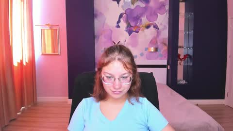 Snapshot of angelinalow chatting on 09.22.25 AngelinaLow online show from 09.22.25