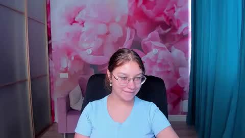 Snapshot of angelinalow chatting on 09.23.25 AngelinaLow online show from 09.23.25