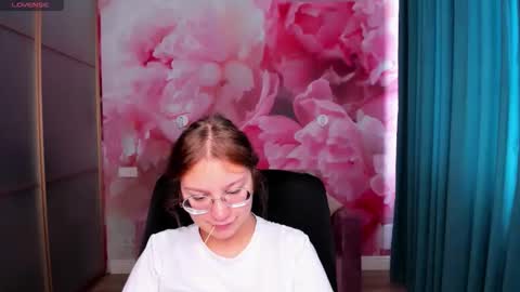 Snapshot of angelinalow chatting on 09.28.25 AngelinaLow online show from 09.28.25