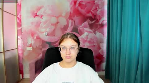 Snapshot of angelinalow chatting on 09.29.25 AngelinaLow online show from 09.29.25